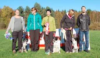 Voittajakolmikko, 1. Katja & Zen, 2. Heidi & Fani, 3. Oili & Zip + kisan tuomarit. Kuva H. Pesonen